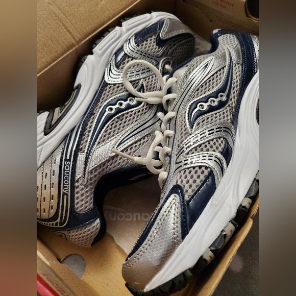 Men's size 9.5 Saucony Runners - Picture 10 of 13